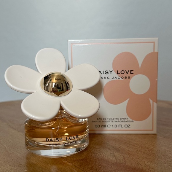 Marc Jacobs Daisy Love Eau De Toilette Spray 30ml 1.0 fl oz - Picture 3 of 5